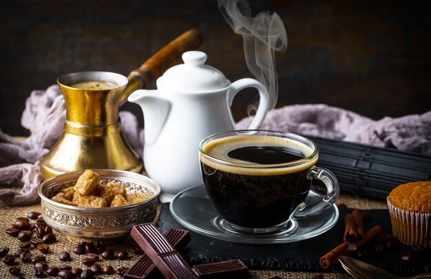 Caffè in una tazza e piattino su uno sfondo vecchio