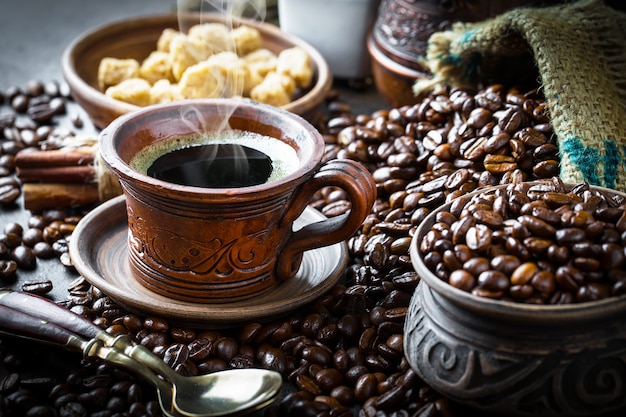 Caffè in una tazza e piattino su uno sfondo vecchio