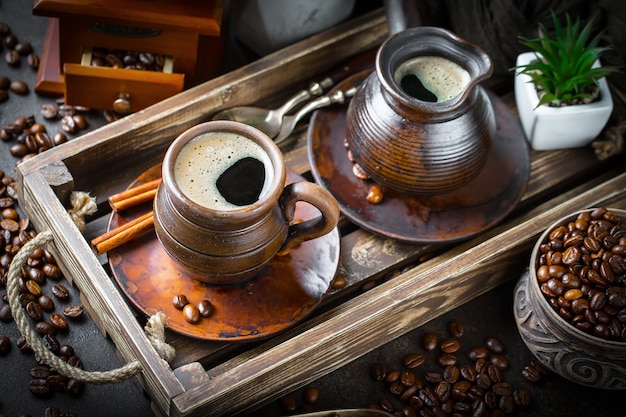 Caffè in una tazza e piattino su uno sfondo vecchio