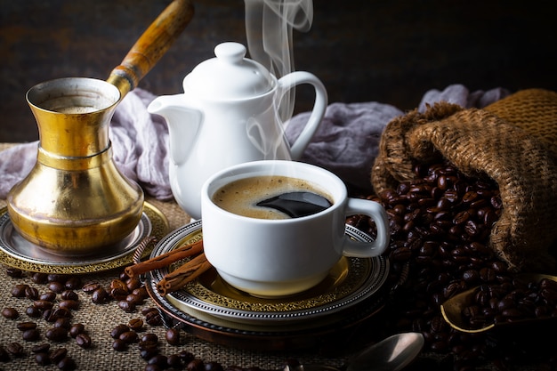 Caffe' in una tazza e un piatto su uno sfondo vecchio