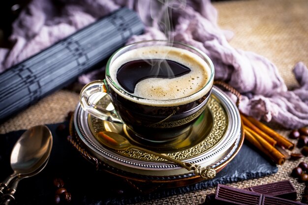 Caffè in una tazza su un vecchio tavolo.