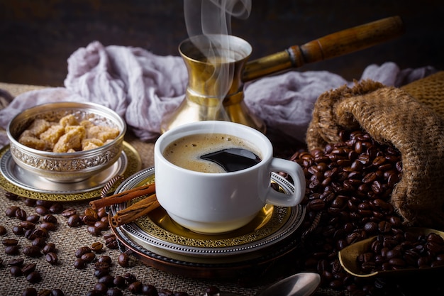 Caffè in una tazza su un vecchio tavolo.