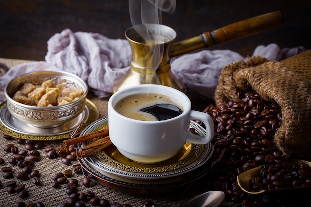 Caffè in una tazza su un vecchio tavolo.