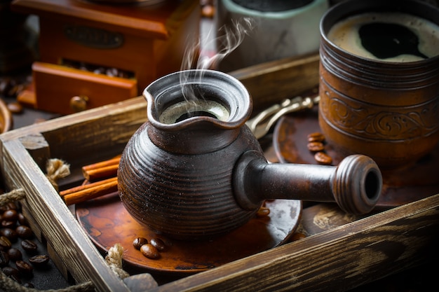 Caffè in una tazza su un vecchio tavolo.