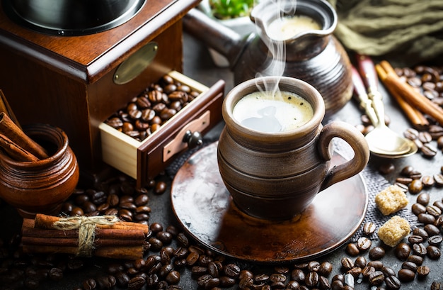 Caffè in una tazza su un vecchio tavolo.