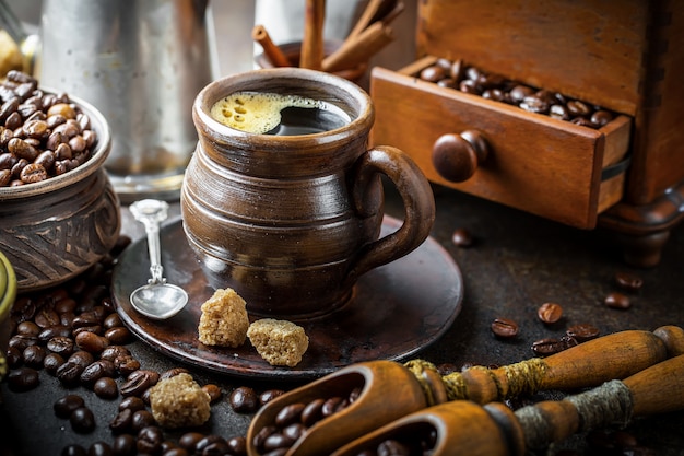 Caffè in una tazza su un vecchio tavolo.