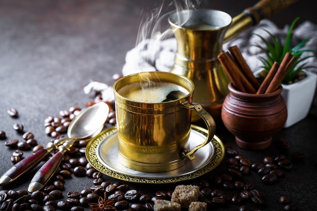 Caffè in una tazza su un vecchio tavolo.