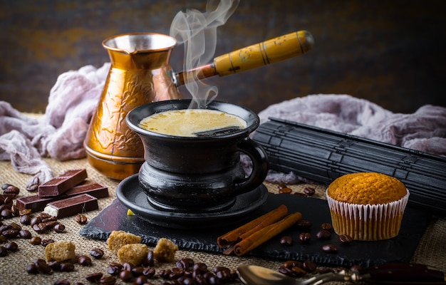 Caffè in una tazza su una vecchia superficie