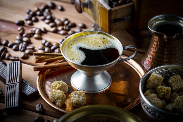 Caffè in una tazza su una vecchia superficie