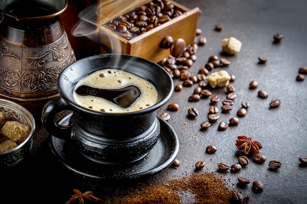 Caffè in una tazza su una vecchia superficie