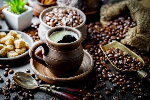 Caffè in una tazza su una vecchia superficie