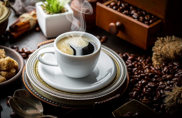 Caffè in una tazza su una vecchia superficie