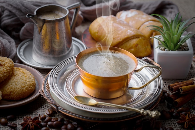 Caffè in una tazza su uno sfondo di chicchi di caffè, su uno sfondo vecchio