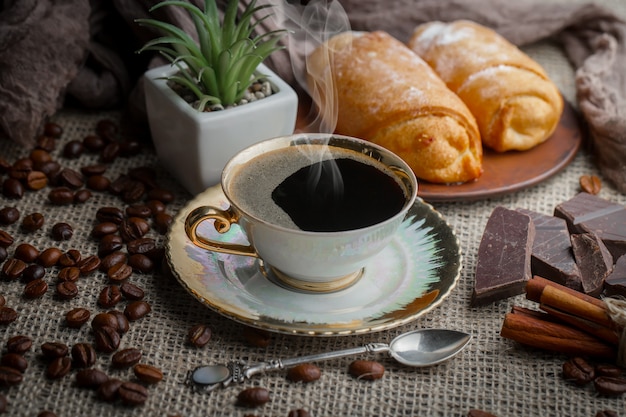 Caffè in una tazza su uno sfondo di chicchi di caffè, su uno sfondo vecchio