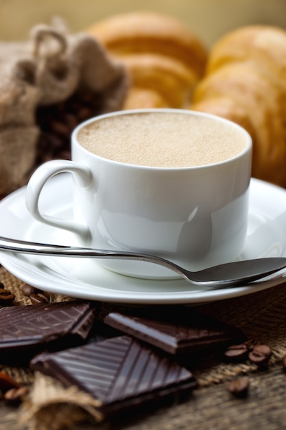 Caffè in una tazza su uno sfondo vecchio