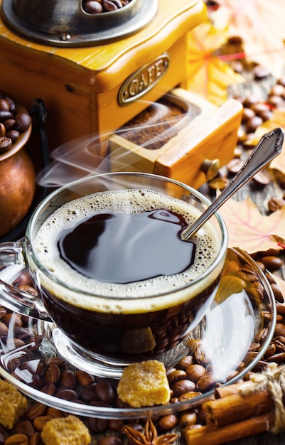 Caffè in una tazza su uno sfondo vecchio