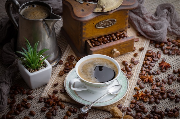 Caffè in una tazza su uno sfondo vecchio