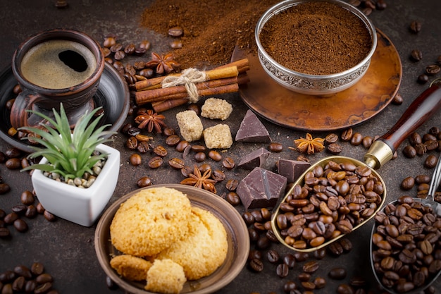 Caffè in una tazza su uno sfondo vecchio