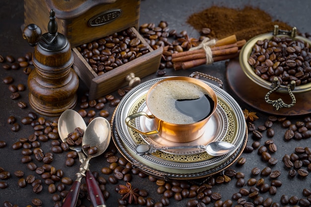 Caffè in una tazza su uno sfondo vecchio