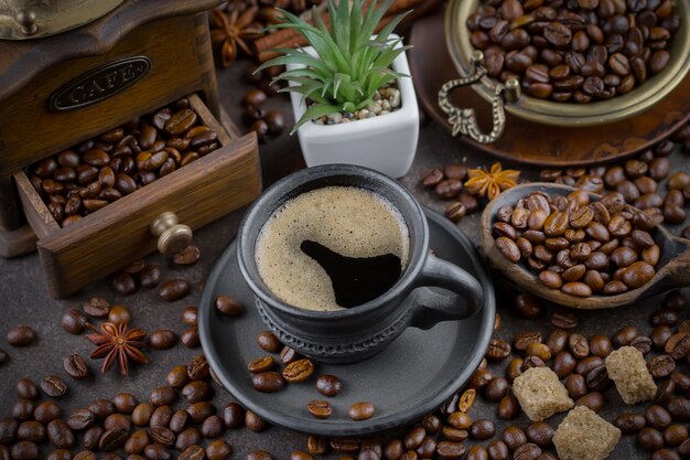 Caffè in una tazza su uno sfondo vecchio