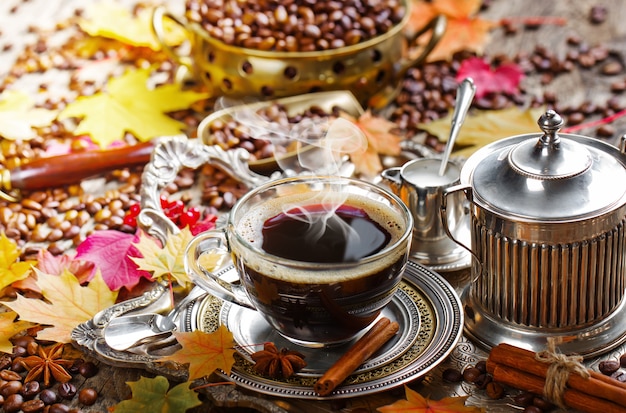 Caffè in una tazza su uno sfondo vecchio