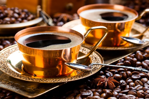 Caffè in una tazza su uno sfondo vecchio