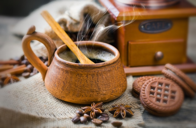 Caffè in una tazza su uno sfondo vecchio