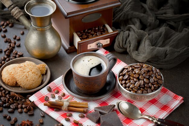 Caffè in una tazza su uno sfondo vecchio