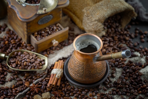 Caffè in una tazza su uno sfondo vecchio