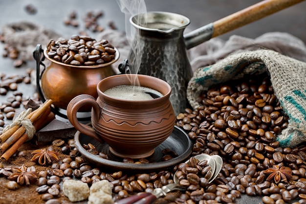 Caffè in una tazza su uno sfondo vecchio