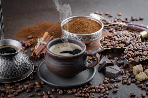 Caffè in una tazza su uno sfondo vecchio