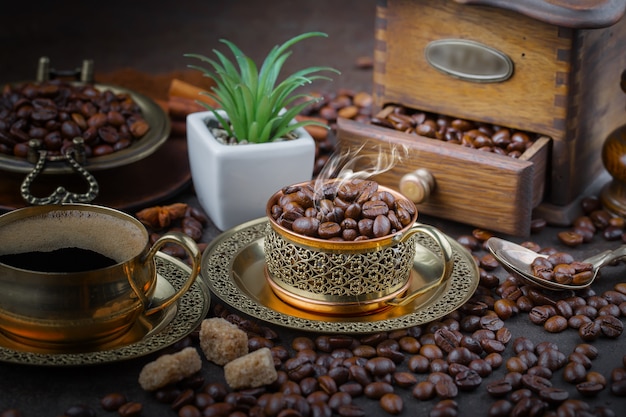 Caffè in una tazza su uno sfondo vecchio