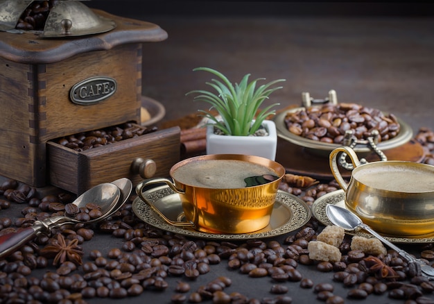 Caffè in una tazza su uno sfondo vecchio