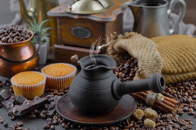 Caffè in una tazza su uno sfondo vecchio