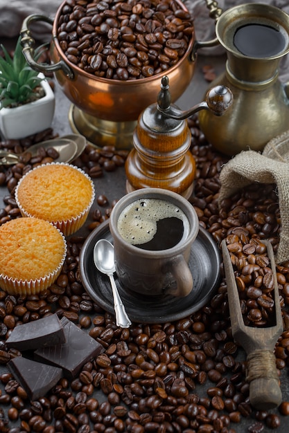 Caffè in una tazza su uno sfondo vecchio