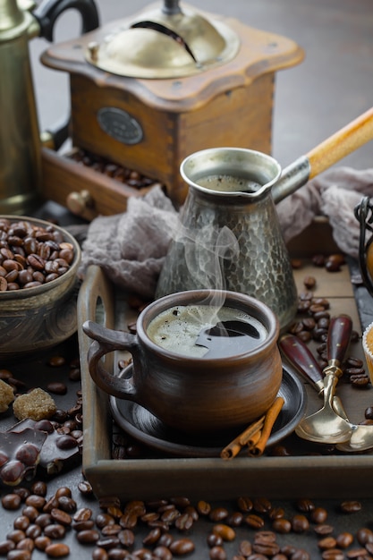 Caffè in una tazza su uno sfondo vecchio