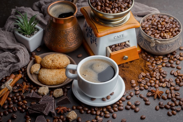 Caffè in una tazza sull'a dei chicchi di caffè ,.