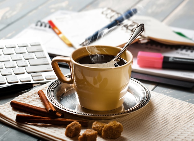 Caffè in una tazza sullo sfondo di oggetti per fare affari