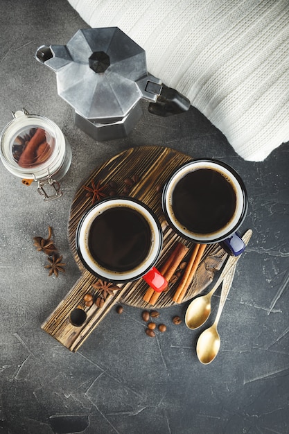 Caffè invernale con spezie in tazze smaltate di colore