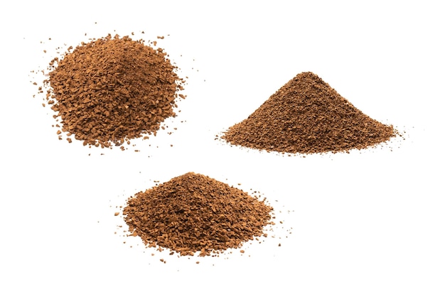 Caffè istantaneo isolato su sfondo bianco