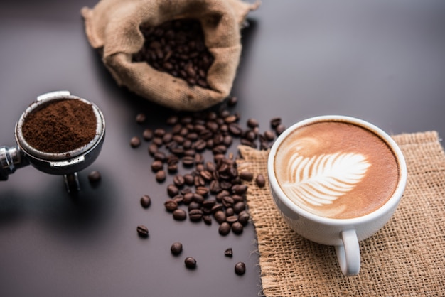 caffè latte art con chicchi di caffè