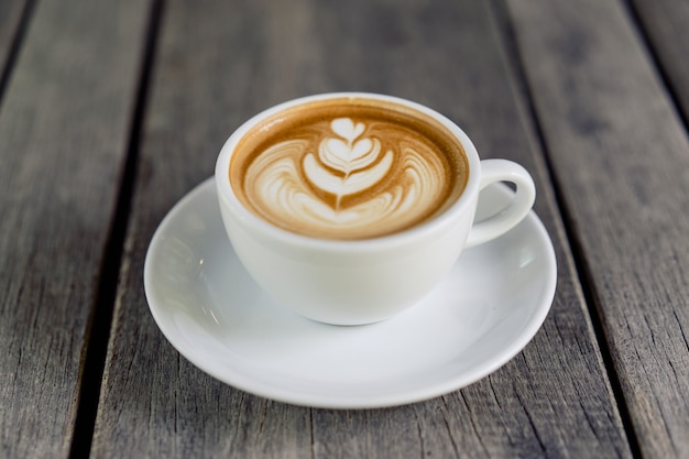 Caffè Latte Art in una tazza bianca