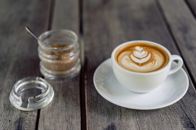 Caffè Latte Art in una tazza bianca