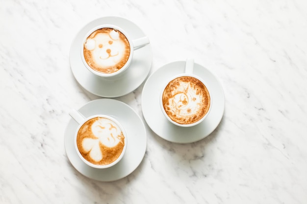 Caffè Latte Art su sfondo bianco