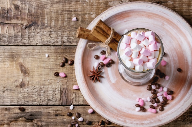 Caffè latte con marshmallow