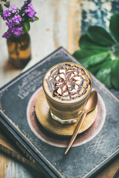 Caffè latte con salsa di cioccolato in vetro fuoco selettivo