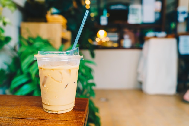 caffè latte in legno di vetro da asporto sul tavolo