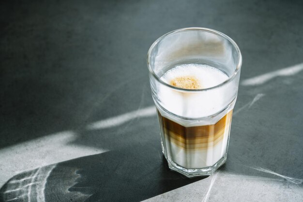 Caffè latte macchiato in un bicchiere in un ristorante