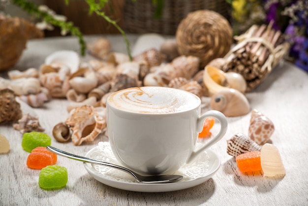 Caffè latte, su un tavolo di legno