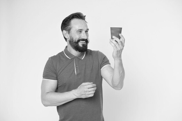 Caffè mattutino brutale hipster caucasico con baffi Hipster maturo con barba Uomo barbuto Barbiere maschio cura uomo felice bere caffè mattutino Altro caffè Ispirazione mattutina